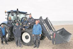 Tourismusleiterin Ulrike Dallmann mit dem Team vom Bauhof. Seit Anfang März im Einsatz ist der neue, 90.000 Euro teure Trecker, der extra für Dahme produziert wurde, mit Strandforke, Mulcher und Frontladerschaufel ausgestattet ist und unter anderem in der Strandreinigung und Knickpflege eingesetzt wird. Auch optisch sind die Mitarbeiter einheitlich gekleidet und präsentieren das Ostseebad von seiner besten Seite.
