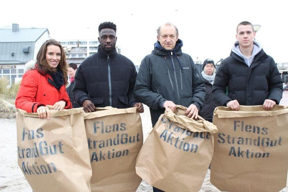 Für einen sauberen Strand: Anna Funck, Kingsley Schindler, Peter Heinrich Brix und Philipp Sander (v. lks.).