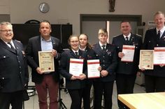 Musikzugführer Matthias Krell und Bürgermeister Mark Burmeister (v. lks.) mit den Geehrten.