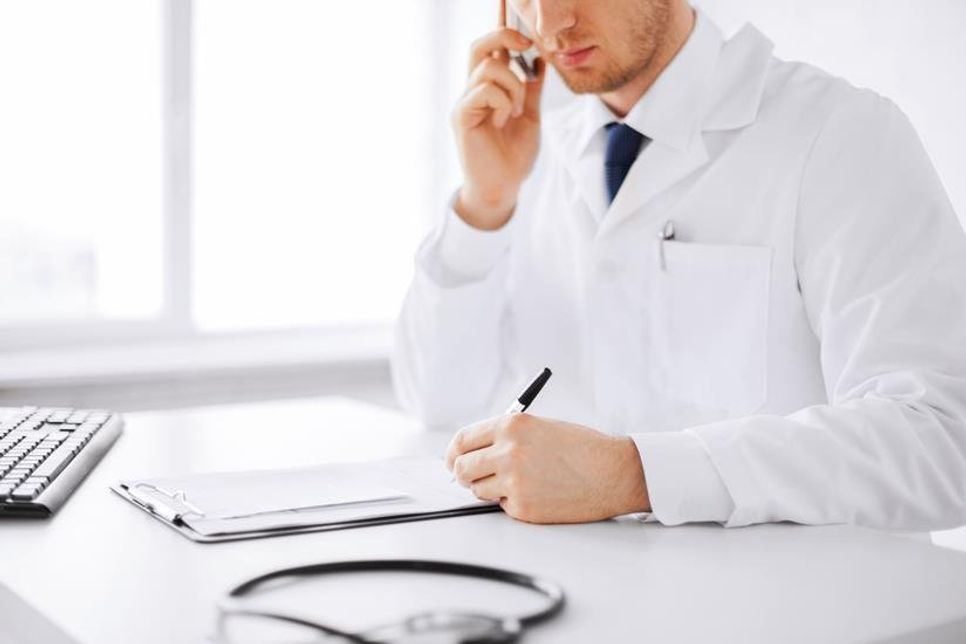 Arbeitnehmer im Kreis Ostholstein dürfen sich bei leichten Atemwegserkrankungen nun bis zu 14 Tage am Telefon von ihrem Arzt krankschreiben lassen. AOK/hfr.
