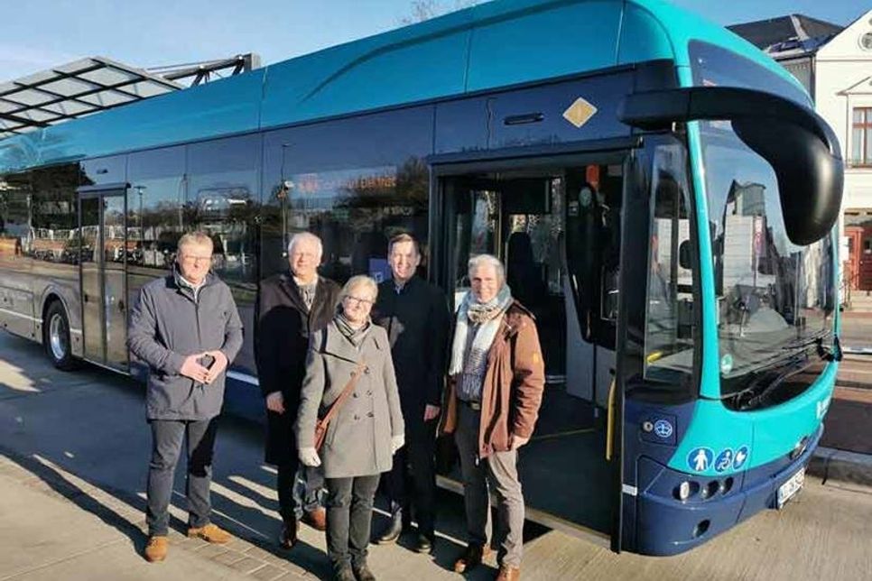 Bürgermeister Sven Radestock, Norman Einfeldt und Dana Schulz, (Autokraft), Landrat Reinhard Sager, Fachbereichsleiter Nils Hollerbach.
