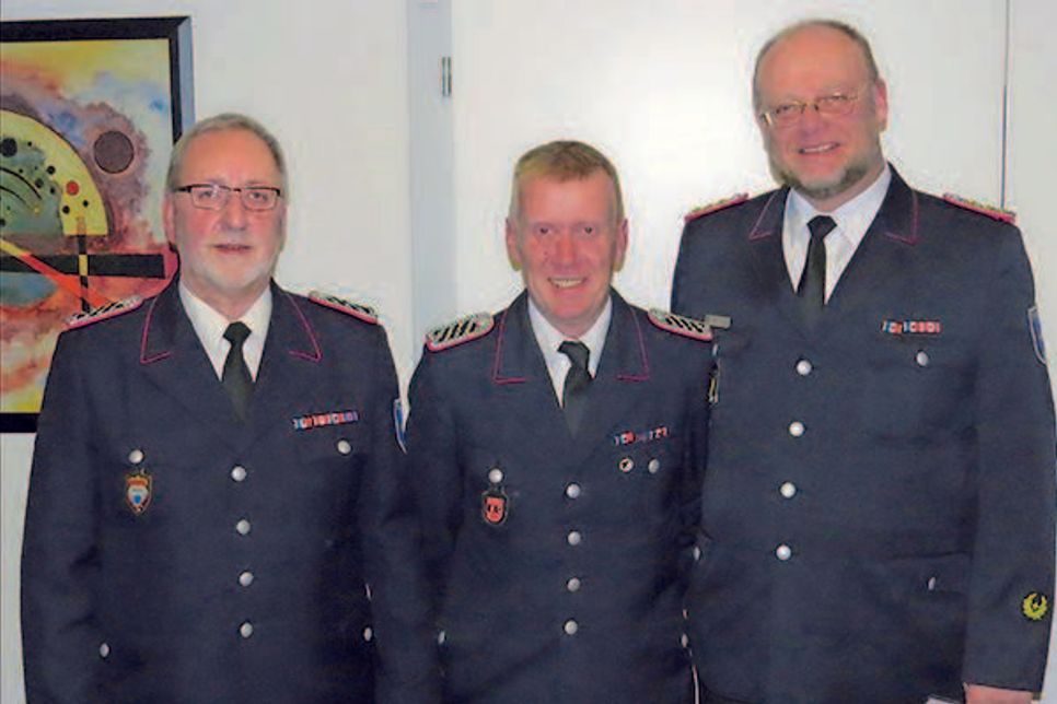 Kai Prokoph (Mitte) wird von Andreas Riemke (Kreisfeuerwehrverband) und Ortswehrführer Wolfgang Mews (r.) das Ehrenkreuz in Silber überreicht.