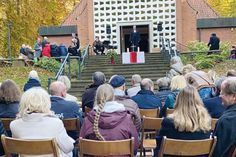 Der Verabschiedungs-Gottesdienst von Pastor Karsten Wolkenhauer wurde kurzfristig nach draußen vor die Waldkirche verlegt.