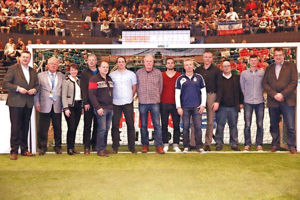 Neben den Ehrungen beim Heimatverein durch Vertreter des SHFV  werden die Preisträger beim jährlichen Hallenmasters in der Sparkassen-Arena in Kiel vor großer Kulisse ausgezeichnet (Robert Leu:?2.v.r.). Foto: SHFV/hfr