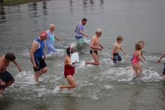 Schnell rein und dann genau so schnell wieder raus aus dem kalten Wasser. Einige Wenige trauten sich.