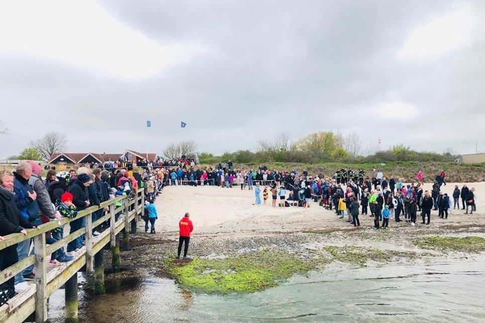 Die 14 Schwimmer wurden lautstark angefeuert.