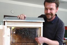 Christian Rauhut gibt mit einem Schaukasten Einblicke in sein Bienenvolk (Foto H. Rhein).