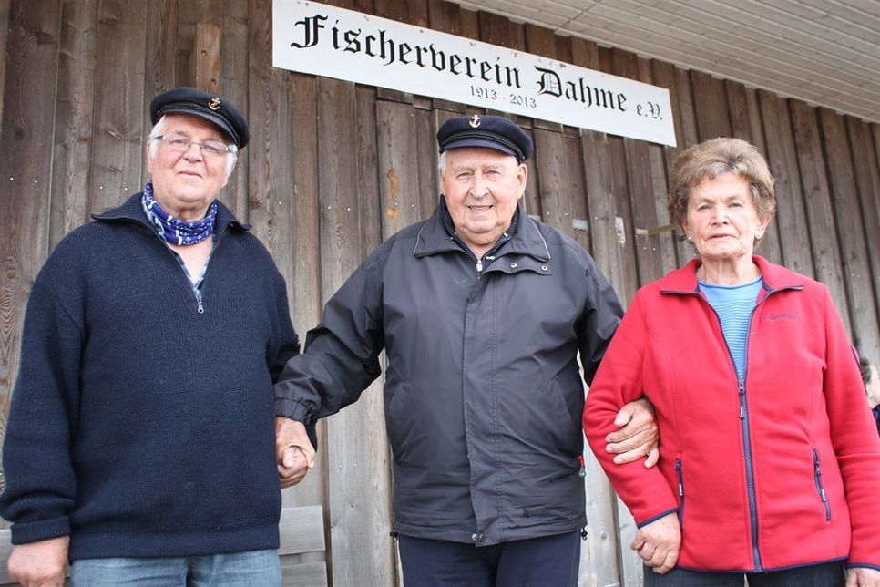 Fischerverein-Vorsitzender Rudolf Höppner mit Harald und Gisela Witt (v. lks.).