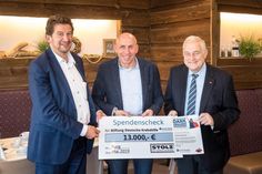 Dieter Deike und Karsten Linke von den Stolz Kaufhäusern mit Hans-Peter Krämer von der Deutschen Krebshilfe (v. lks.).