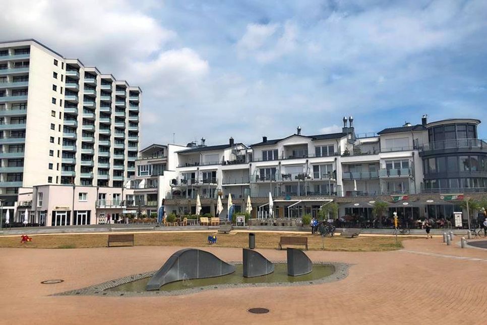 Der Blick vom Seebrückenvorplatz auf die Restaurants und Geschäfte.