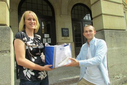 Liane Koch (Ausbildungsleiterin) bei der Übergabe an Kreisinspektoranwärter Tim Soomann.