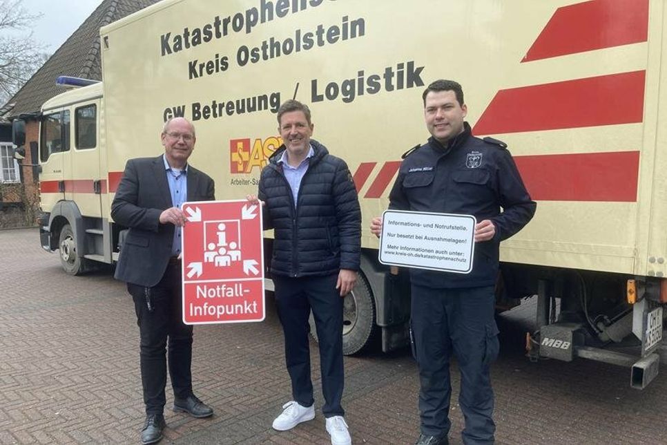 Auf dem Foto von links: Heiko  Laskowski (Leiter des Ordnungsamtes der Gemeinde Ratekau), Bürgermeister Thomas Keller, Johannes Müller (Katstrophenschutz des Kreises Ostholstein), bei der Übergabe der „Notfall-Infopunkt“-Schilder an die Gemeinde Ratekau.