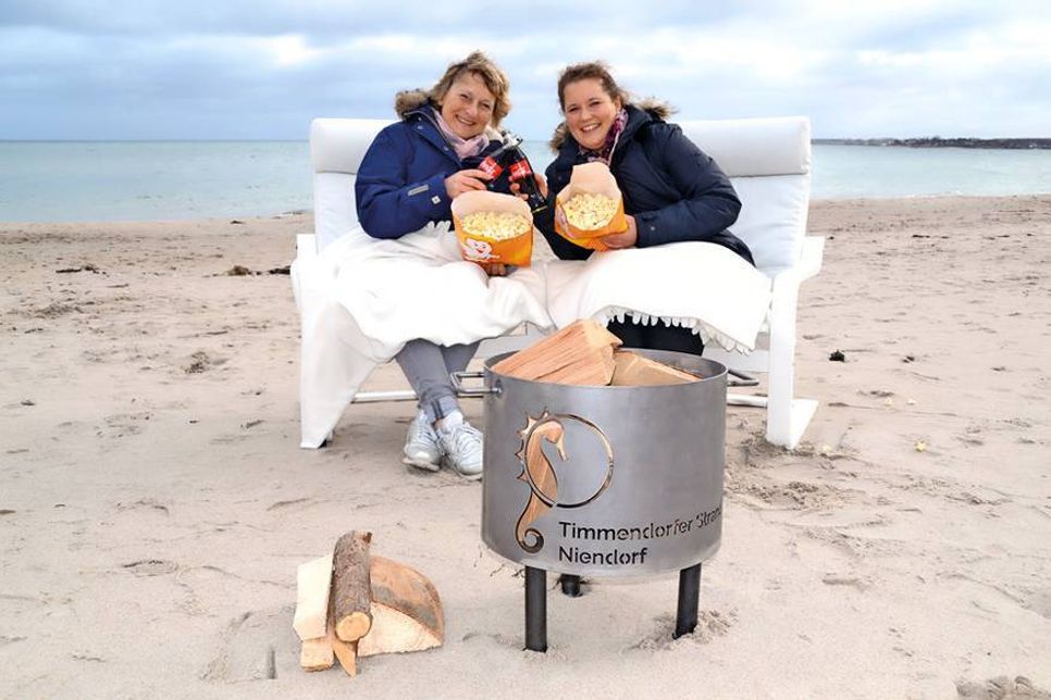 Vorfreude auf das „Kuschelkino“ im beheizten Zelt: Martina Block (links) und Janina Schütze von der TSNT GmbH haben schon einmal Platz genommen. (Foto: René Kleinschmidt)