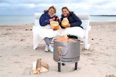 Vorfreude auf das „Kuschelkino“ im beheizten Zelt: Martina Block (links) und Janina Schütze von der TSNT GmbH haben schon einmal Platz genommen. (Foto: René Kleinschmidt)