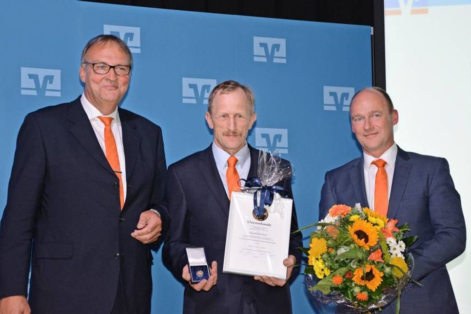 Ehrung für Hans Richard Bern (Mi.) durch Dr. Eckhard Boll (lks.) und Rüdiger Guddas (re.).