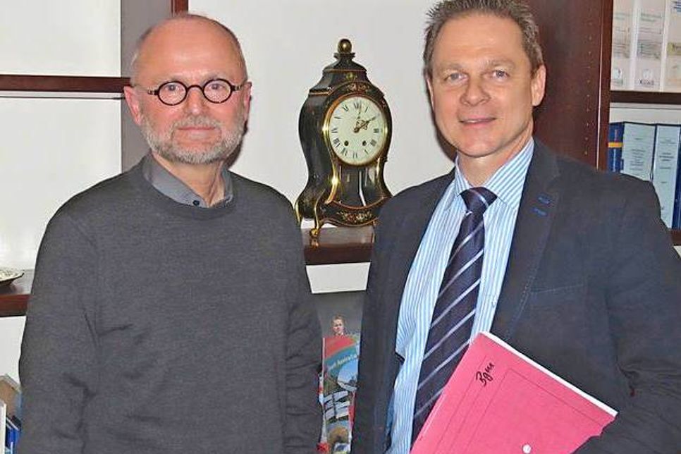 Sollte nach dem 17. Mai die Zeit für das Haus des Gastes abgelaufen sein, gibt es „eine relativ konkrete Alternative“ für die Stadtbucht, sagte Carsten Behnk. Die Idee: Ein Drei-Sterne-Hotel - „aber kein Klotz“, verspricht Reinhard Sohns, Geschäftsführer der gemeinnützigen „Ostholsteiner“ (als potentieller Investor und Betreiber).