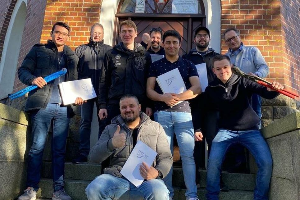 Neben den Junggesellen sind auch jeweils der Obermeister der Innung Ostholstein Holmer Hahn (jeweils links, ganz hinten) sowie der Obermeister der Innung für den Kreis Plön Volker Blunck (jeweils rechts, ganz hinten) abgebildet.