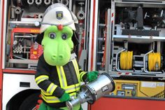 Flori Feuer, das Maskottchen der Feuerwehr Ratekau, hofft auf viele Unterstützer, die für die Ratekauer Wehr per Klick stimmen.