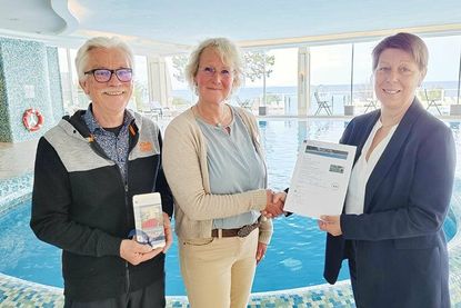 Gesundheitsplanerin Maren Rohr vom Kreis Ostholstein (Mitte) bedankt sich im Schwimmbad des Maritim Seehotels bei der stellvertretenden Hoteldirektorin Manja Brandt und Stephan Peters vom Ostseesportverein in Scharbeutz für die Unterstützung.