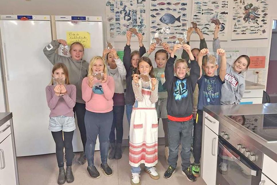 Eine fröhliche Truppe verarbeitete zehn Kilo Teig.