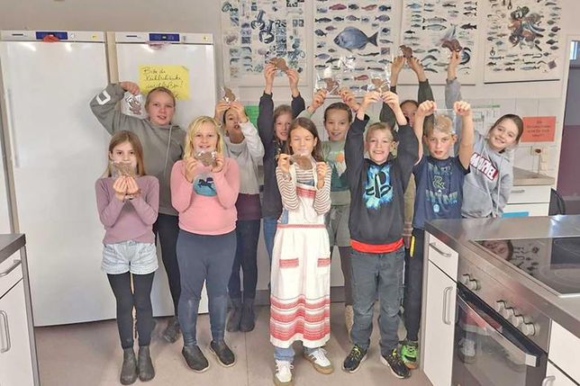Eine fröhliche Truppe verarbeitete zehn Kilo Teig.