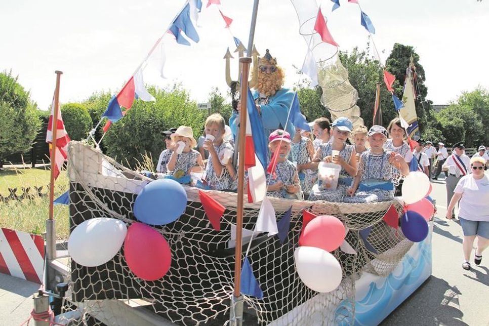 Darf bei der Aalwoche in Haffkrug nicht fehlen: Neptun mit seinen Nixen. (Archivbild)