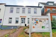 Im Gebäude in der Albert-Mahlstedt-Straße 2 in Eutin treffen sich die Teilnehmer des Frühstücks.
