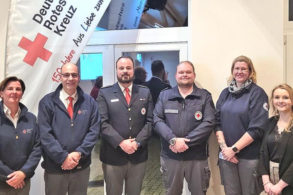 Dank für viele Jahre ehrenamtlichen Einsatz: Auszeichnung für Bereitschaftsmitglieder durch die Bereitschaftsleitung und die Vorsitzende, Hanna Plögemaker (ganz rechts im Bild).