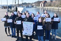 Ministerpräsident Daniel Günther (Bildmitte) gibt zusammen mit den Klimaschutzmanagerinnen und -manager der Landkreise und Städte den Startschuss für den Schleswig-Holstein-Klimathon 2025.