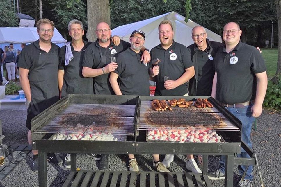 Das Grillteam der Gilde-Leutnants mit dem Gildeboten Ole Landt.