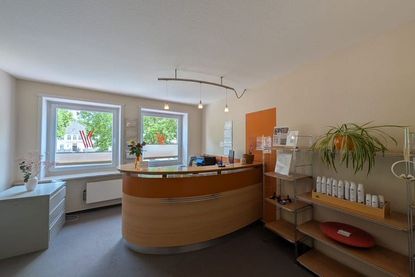 Die Physiotherapiepraxis Schwarck in Neustadt erweitert ihr Angebot um Krankengymnastik am Gerät auf einer neuen Trainingsfläche.