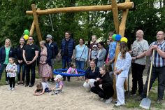 Feierliche Einweihung der neuen Korbschaukel.