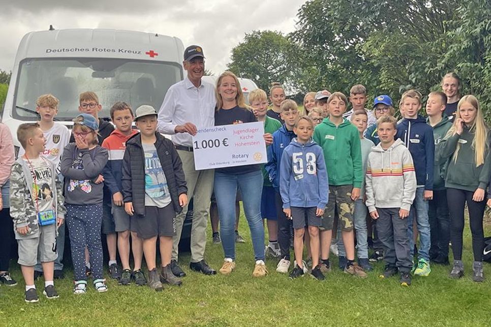 Spendenübergabe am Morgen der Abfahrt ins Zeltlager nach Dänemark