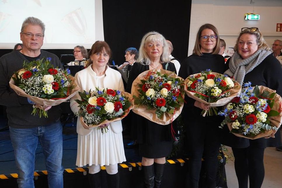 Mit einem Blumenstrauß geehrt: Thorsten Dreschke, Kornelia Schlundt, Christiane Loose, Tina Schmid und Regina Reshöft (v. lks.)