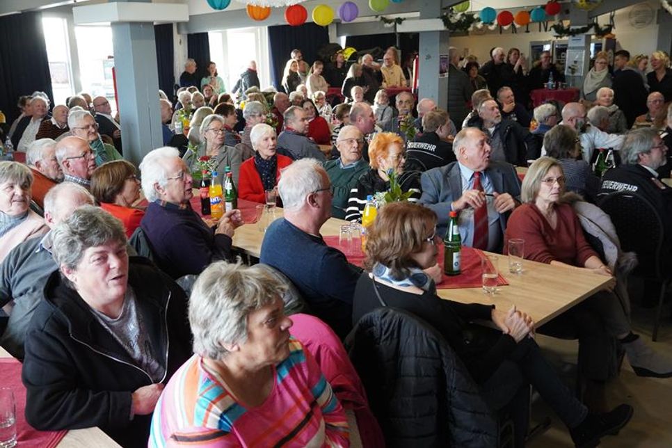 Mehrzweckhalle „Standhus“: neujahrsempfang am Morgen, Dorfdisco am Abend.