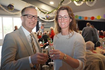 Stießen auf 2025 an: Bürgermeisterin Stefanie Friedrich-Suhr und Tourismusleiter Thorsten Dücker.