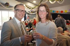 Stießen auf 2025 an: Bürgermeisterin Stefanie Friedrich-Suhr und Tourismusleiter Thorsten Dücker.