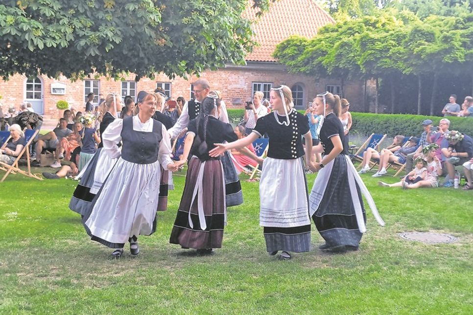 Mitglieder des Mittleren und Großen Kreises präsentierten in Cismar traditionelle Tänze in ihren Trachten.
