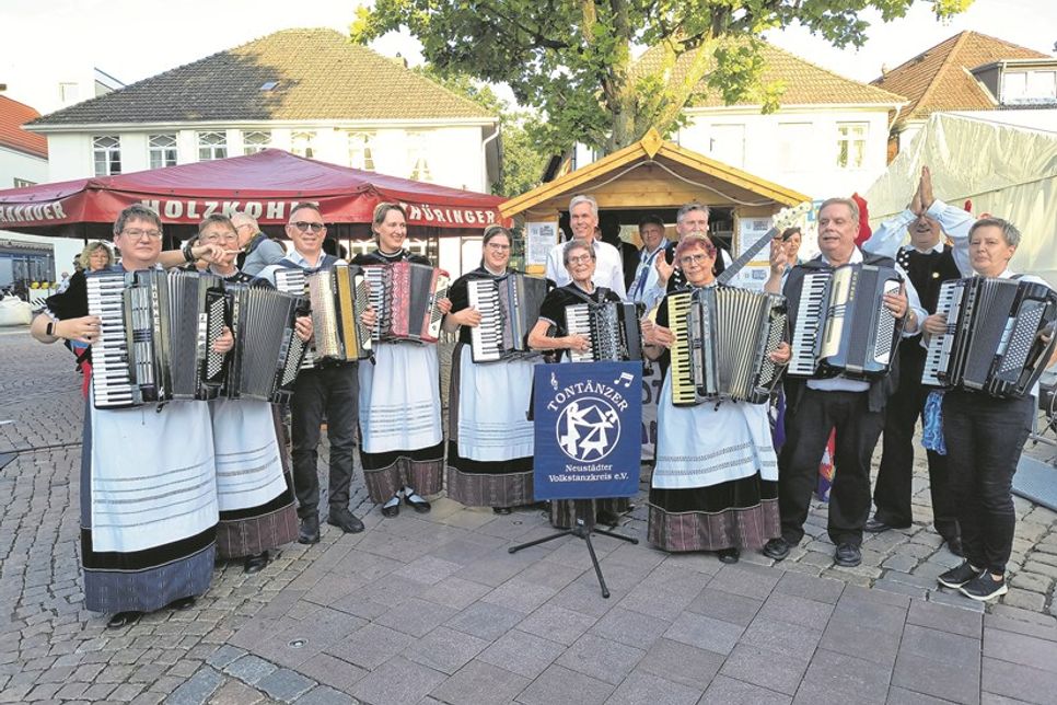 Die „Tontänzer“, hier beim Folklore-Festival, sorgen für die musikalische Begleitung.