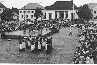 Historische Aufnahme: Der Volkstanzkreis bei einer Vorführung während der Europäischen Volkstums- und Trachtenwoche. (Foto: Stadtarchiv)