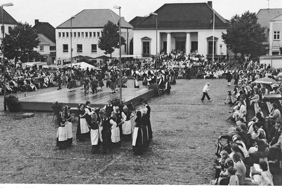 Historische Aufnahme: Der Volkstanzkreis bei einer Vorführung während der Europäischen Volkstums- und Trachtenwoche. (Foto: Stadtarchiv)