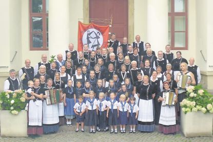 Mehrere Generationen unter einer Fahne: Kinder, Jugendliche und Erwachsene gehören zum Neustädter Volkstanzkreis, der in diesem Jahr sein 75-jähriges Bestehen feiert.