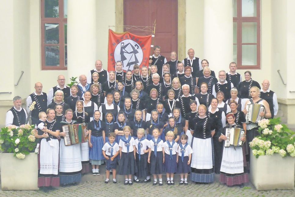 Mehrere Generationen unter einer Fahne: Kinder, Jugendliche und Erwachsene gehören zum Neustädter Volkstanzkreis, der in diesem Jahr sein 75-jähriges Bestehen feiert.