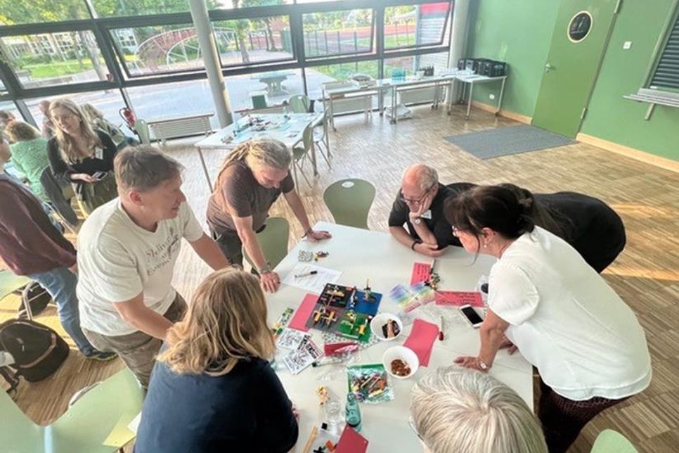 Mit Hilfe von Lego-Steinen wurden Visionen und Ideen für die kommenden Förderjahre anschaulich gestaltet und diskutiert.