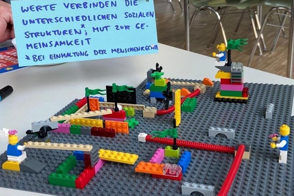 In einem interaktiven Workshop konnten die Teilnehmenden mithilfe von Lego-Steinen ihre Visionen und Ideen anschaulich gestalten.