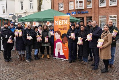 Vertreterinnen der Frauenberatung und Notruf Ostholstein, der Polizei, der Bundespolizei See, der evangelischen Kirche, der Omas gegen Rechts sowie Mitglieder des Weißen Rings, kommunale Politikerinnen und Politiker der Parteien Bündnis 90/Die Grünen, SPD und BGN, Gleichstellungsbeauftragte Natalia von Levetzow und Bürgermeister Mirko Spieckermann verteilten 500 Brötchentüten auf dem Marktplatz.