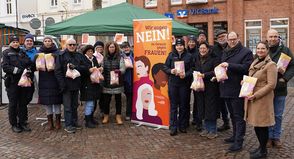 Vertreterinnen der Frauenberatung und Notruf Ostholstein, der Polizei, der Bundespolizei See, der evangelischen Kirche, der Omas gegen Rechts sowie Mitglieder des Weißen Rings, kommunale Politikerinnen und Politiker der Parteien Bündnis 90/Die Grünen, SPD und BGN, Gleichstellungsbeauftragte Natalia von Levetzow und Bürgermeister Mirko Spieckermann verteilten 500 Brötchentüten auf dem Marktplatz.