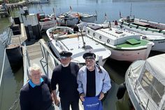 Die Börteboot-Kapitäne und Eigner Rudolf Mensendiek und Claus Reymers mit Birger Beeker im Neustädter Hafen (v. re.).