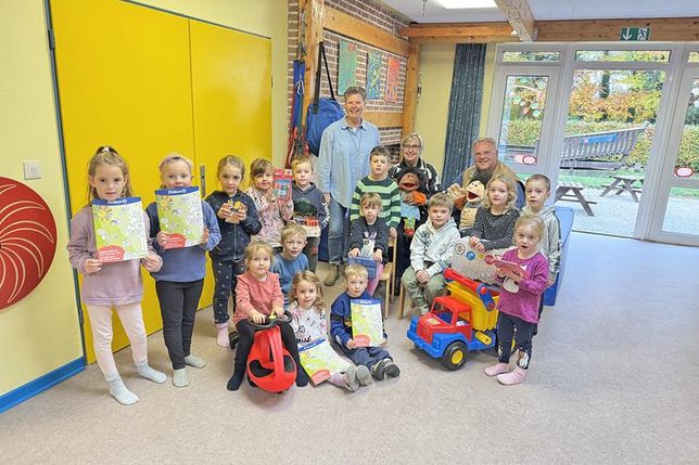 Sabine Bockwoldt und Sven Jessen probierten sich im Puppenspiel und freuten sich mit Kindertagesstättenleiterin Sandra Kibbel samt KiTa-Team und Kindern über die neuen Spielsachen. Im Anschluss bedankten sich die Kinder mit einem stimmungsvollen Lied.
