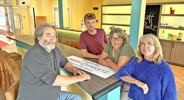 Den Veranstaltungsraum in der ehemaligen Tanzschule wollen die Vorstandsmitglieder Martin Kastranek, Finn Peters, Astrid Faehling und Annette Zacharias (v.l.) für vielfältige Angebote nutzten.